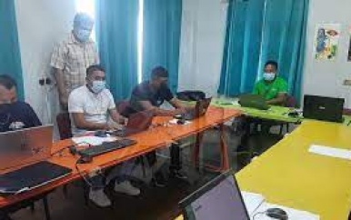 Inheemsen uit Wayanagebied volgen ICT-training
