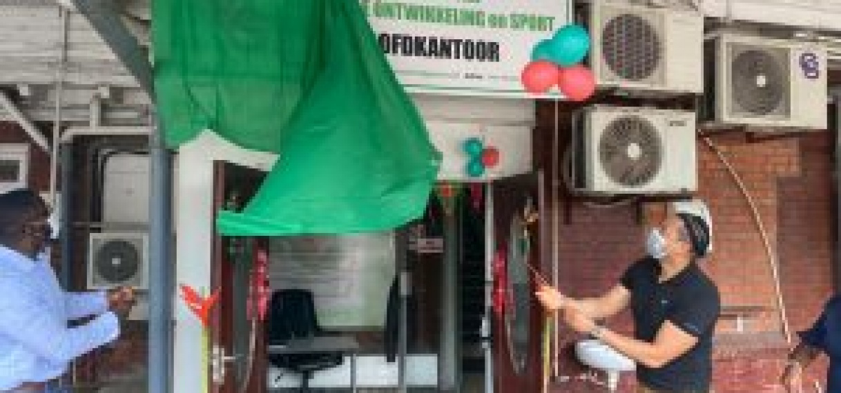 Onthulling naambord ministerie van Regionale Ontwikkeling en Sport
