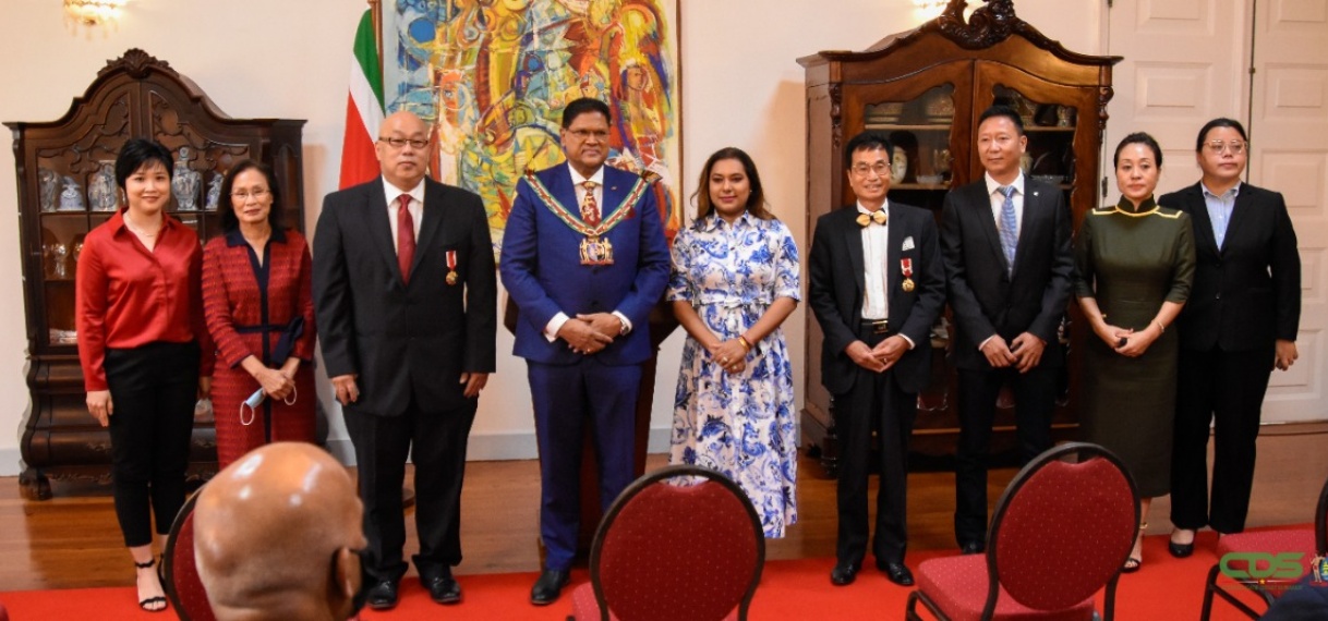 President Santokhi opent jaar van Tijger met decoratie leden Chinese gemeenschap