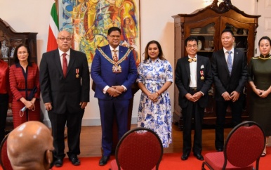 President Santokhi opent jaar van Tijger met decoratie leden Chinese gemeenschap