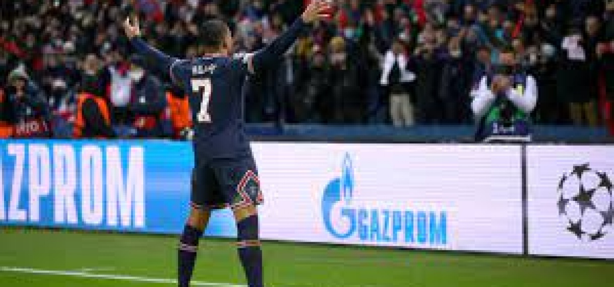 Mbappé laat zich niet afleiden door transfergeruchten: ‘Gewoon lekker voetballen’
