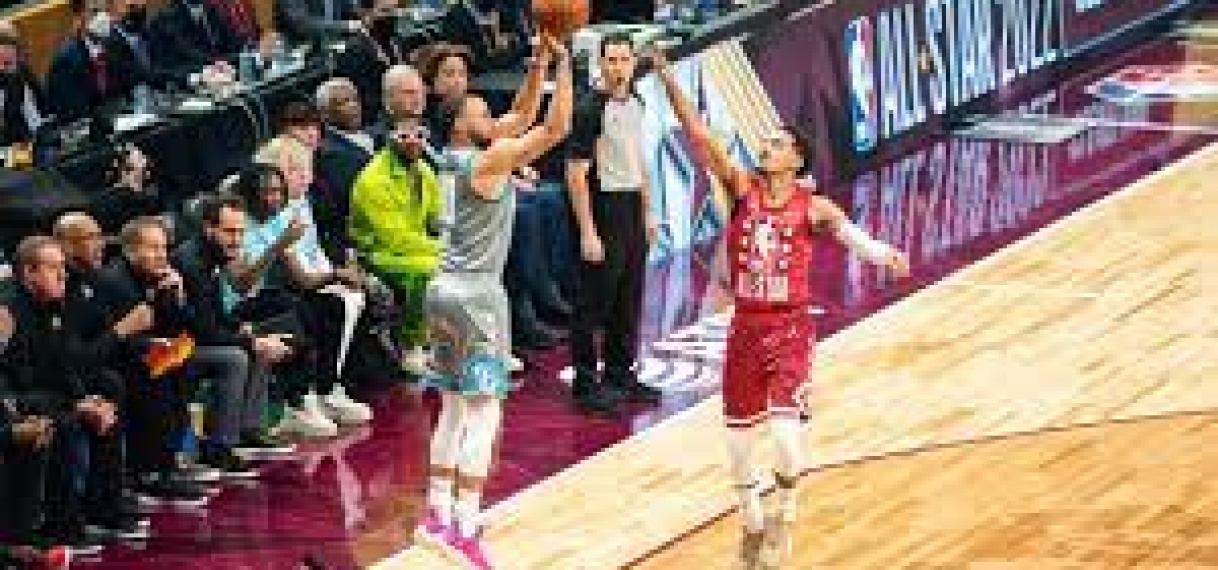 Curry leidt team van LeBron James naar winst in jaarlijkse NBA All-Star Game