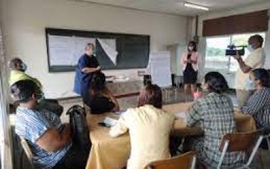 Minister Marie Levens bezoekt scholen Nickerie