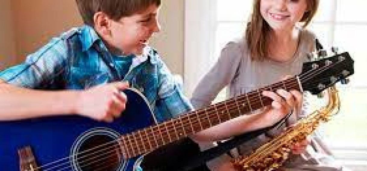 Jongeren in detentie leren muziekinstrumenten bespelen