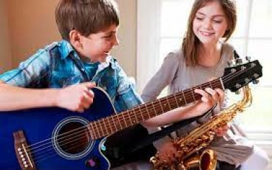 Jongeren in detentie leren muziekinstrumenten bespelen