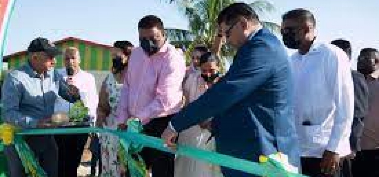 President Santokhi te gast bij opening particuliere steiger in Nickerie