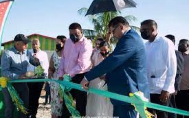 President Santokhi te gast bij opening particuliere steiger in Nickerie