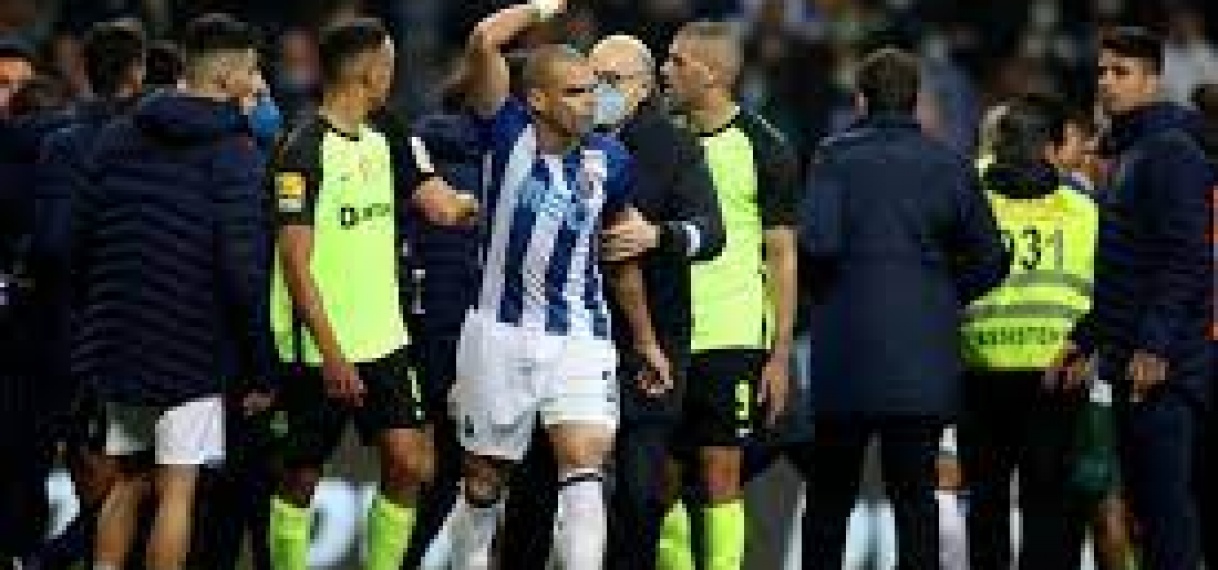 Pepe speelt weer hoofdrol in opstootje: scheidsrechter deelt in blessuretijd vier rode kaarten uit