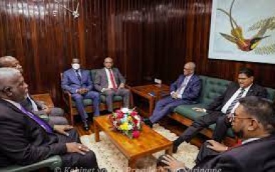 President Santokhi vertrokken naar Guyana
