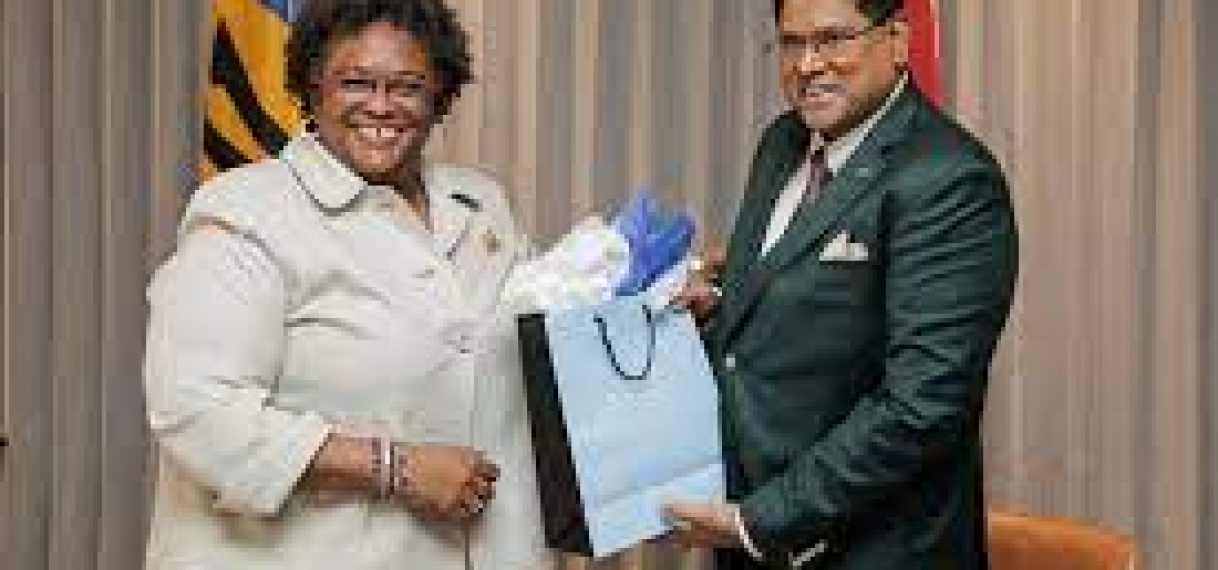 Suriname en Barbados buigen zich over versterken relatie