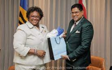 Suriname en Barbados buigen zich over versterken relatie
