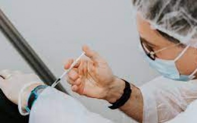 Amnesty International verwijt covid-19 vaccin producenten van hebzucht