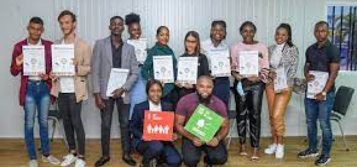Minister Albert Ramdin reikt certificaten uit aan ‘SDG Voices’