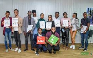 Minister Albert Ramdin reikt certificaten uit aan ‘SDG Voices’