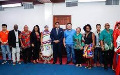 President Santokhi maakt officieel kennis met bestuur Ala Kondre Dron Ensemble