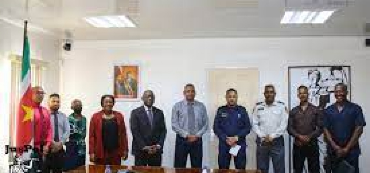 Minister Amoksi installeert commissie Herziening Regelgeving KPS