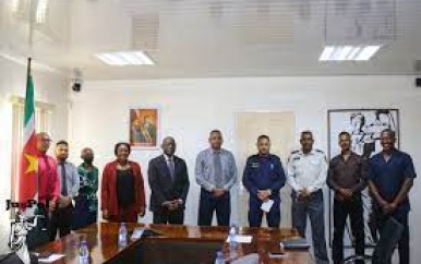Minister Amoksi installeert commissie Herziening Regelgeving KPS