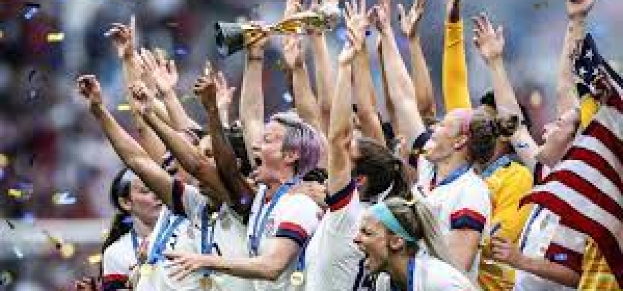 Amerikaanse voetbalsters dwingen gelijke betaling tussen mannen en vrouwen af