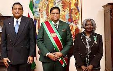 Henri Ori en Fidelia Graand-Galon door president Santokhi beëdigd tot ambassadeur van Suriname in Frankrijk en Ghana