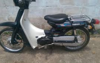 Alerte bewaker ziet dief met bromfiets over straat lopen