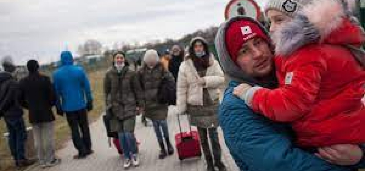 Vluchtelingen wachten 60 uur bij Poolse grens, 20 kilometer file bij Roemenië