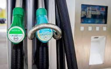 Benzineprijs stijgt hard door: dinsdag boven de 2,40 euro per liter