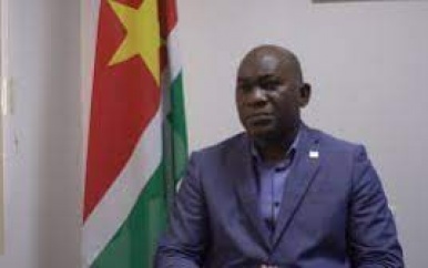 Minister Amoksi gaat in op wapenvondst Nickerie