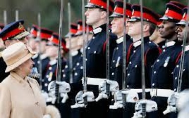 Koningin Elizabeth wil koninklijke zwaarden niet aan Russisch museum uitlenen