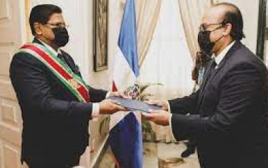 Viertal ambassadeurs overhandigt geloofsbrieven aan president Santokhi