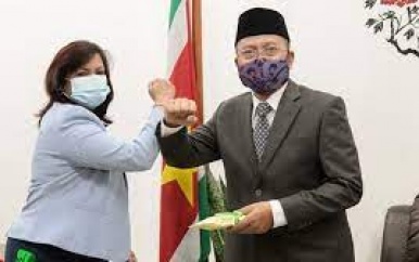 Ambassadeur Republiek Filipijnen op bezoek bij minister Kuldipsingh