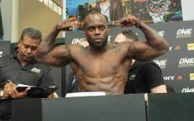 Kickbokser Melvin Manhoef rijdt vluchtende inbraakverdachten klem