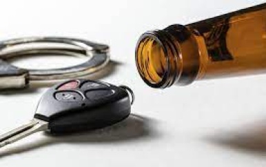Dronken automobilist parkeert auto midden op de weg – Man toont agenten bankbiljet als te zijn rijbewijs