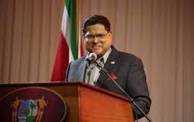 President Santokhi informeert parlement over positieve review IMF