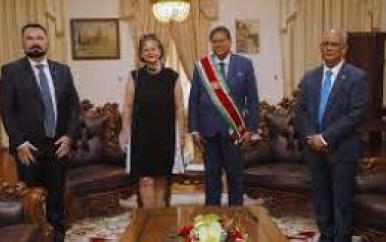 President Santokhi neemt geloofsbrieven tweetal ambassadeurs in ontvangst
