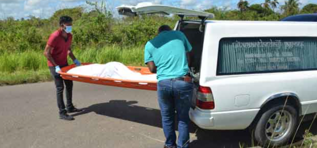 Vrouw dood aangetroffen langs de weg