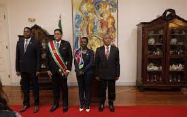Drie ambassadeurs beëdigd door president Santokhi