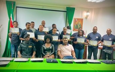 Bewakers ministerie OW ontvangen training van bewakingsbedrijf
