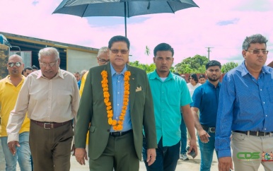 President Santokhi bezoekt pelmolen Narvin N.V.