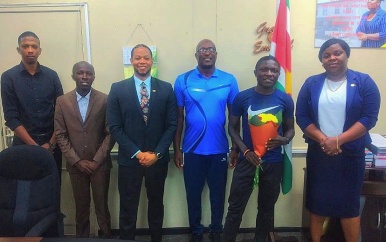 Janiek Pomba werd op traditionele wijze in de bloemetjes gezet door de minister van Regionale Ontwikkeling en Sport (ROS) Gracia Emanuël