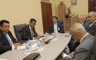 Royal Schiphol delegatie in overleg met Surinaamse regering
