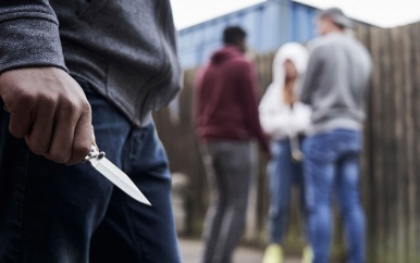 Man in halstreek gestoken om een mobiele telefoon