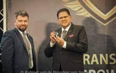 President Santokhi ontvangt OAS-speld