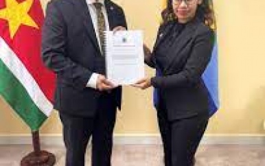 Beste Bachelor-afgestudeerde Rechtenstudent overhandigt thesis aan minister Ramdin
