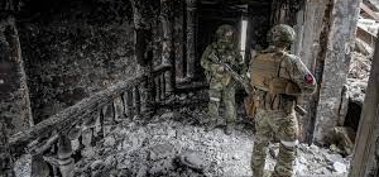 Russen bestormen laatste militaire bolwerk Mariupol en stellen ultimatum