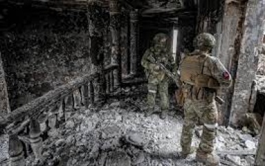 Russen bestormen laatste militaire bolwerk Mariupol en stellen ultimatum