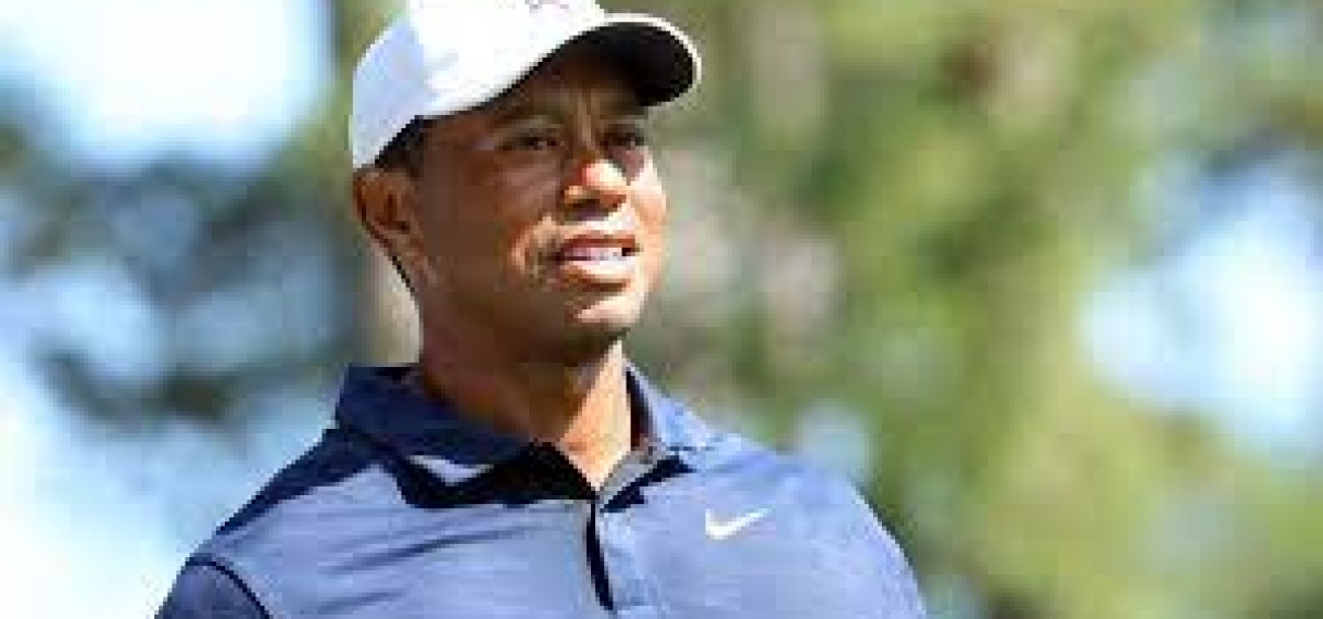 Tiger Woods weer aan het golfen na 1 jaar na zijn auto ongeluk