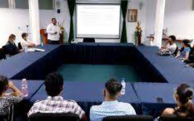FTeW-studenten krijgen presentatie bouw- en woningtoezicht