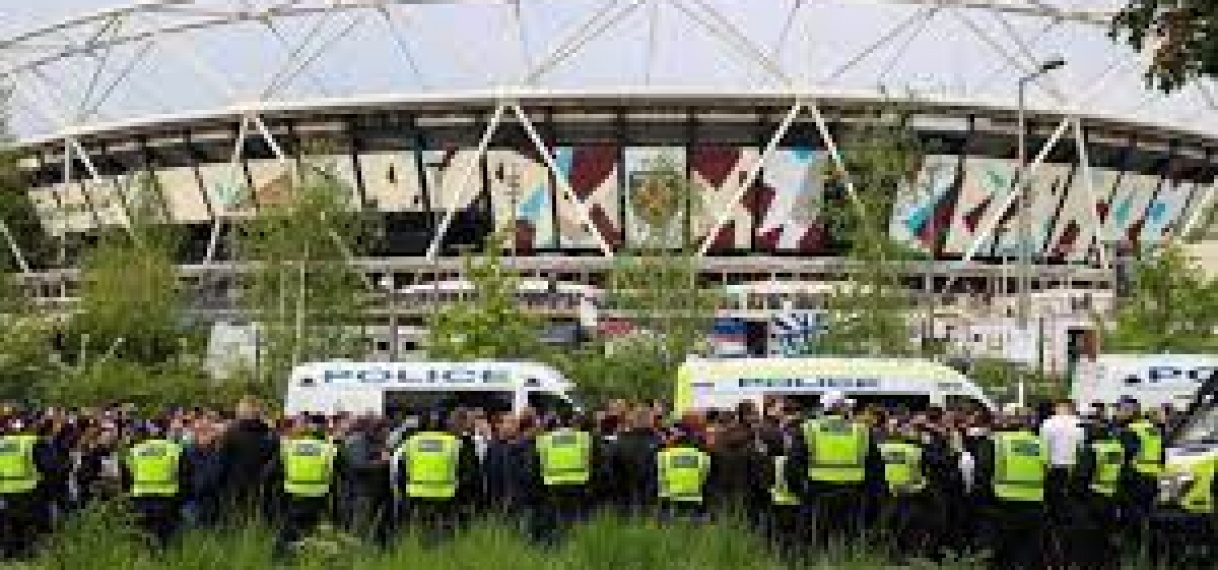 West Ham United onderzoekt aanval van fans op Duitse commentatoren
