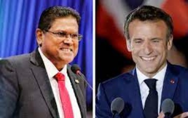 President Santokhi feliciteert President Macron van Frankrijk