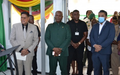 President Santokhi geeft startsein “Steun Brokopondo” project